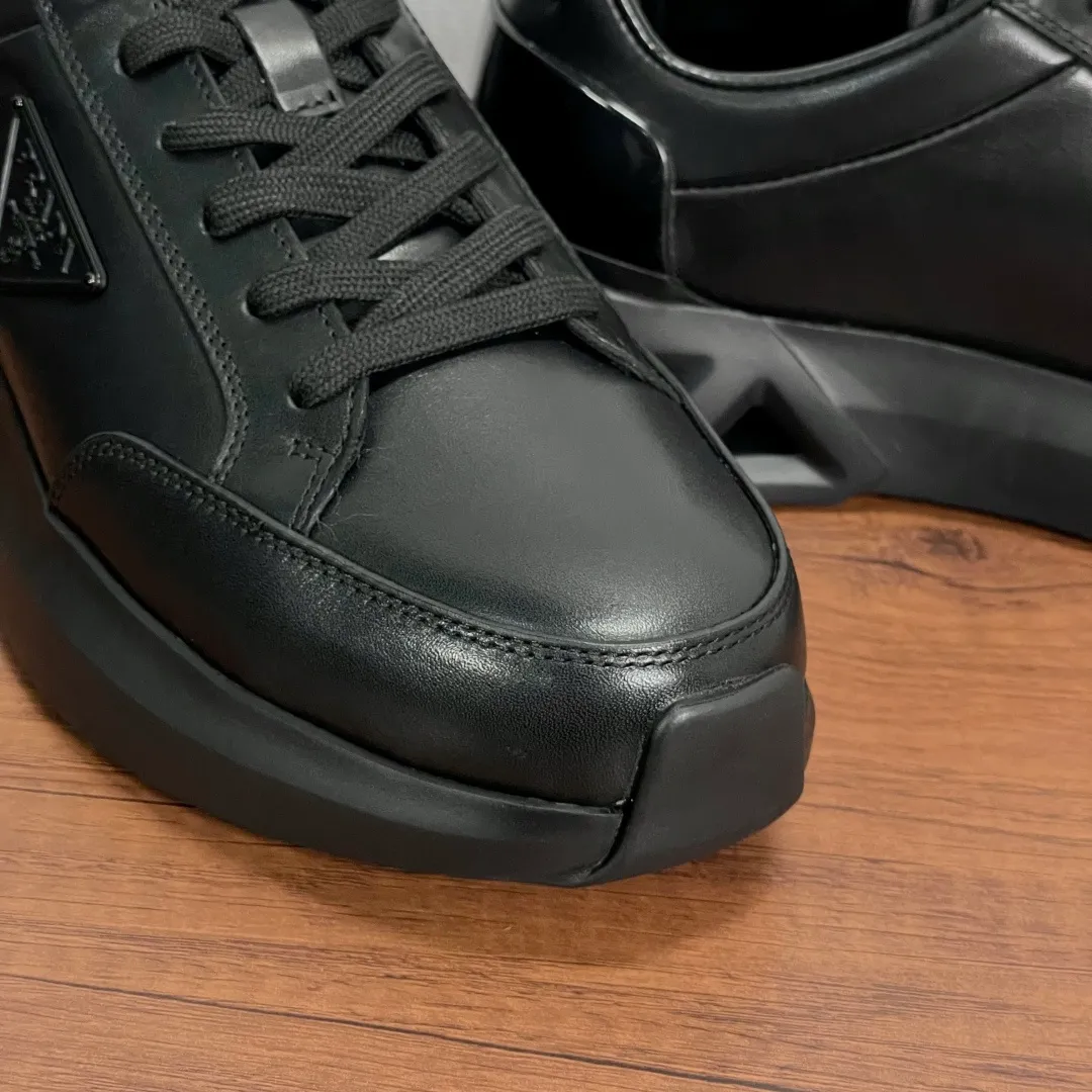 💰780 Code: YS003645 Prada/Prada men's new leather sneakers. This leather sneaker presents a modern version, reinterpreting the brand's archive style with clean lines and smooth details. The shoes are made of imported calf leather, which is fine, soft and resistant to creases. It is decorated with a triangular metal logo on the outside, bright TPU decoration on the heel, and a longer and padded inner heel design, making it more comfortable to wear. The tongue is decorated with a silk-screen logo, and is paired with a hollow rubber sole on the heel. The full cowhide lining comes standard with logo cowhide feet, making the upper foot more comfortable, versatile and durable! Comes with full original packaging! Code number: 39-40-41-42-43-44 Standard leather shoe size (45 can be customized and returns are not supported) Item number: 2EE918 leather black